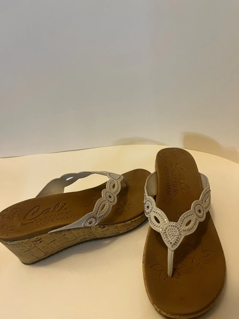 Skechers Women's White Beaded Luxe Foam Thong Sandals - Picture 6 of 6